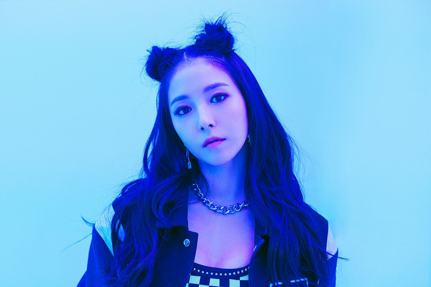 在各種苦惱之後,善美認為可以在短期內能賺到最多錢的方式就是成為藝人,剛好那個時候就是寶兒出道不久正在活躍活動中的時候,看著電視,善美那時就下定決心要成為像寶兒一樣的明星。
所以就開始搭著公車前往首爾參加各大經紀公司的徵選。