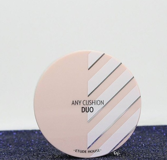 ►Etude House Convenient Any Cushion Duo:
這款半半的氣墊讓我們S小編超心動啊!因為它不僅結合了唇頰霜、飾底(或修容)還有氣墊,基本上一盒就可以完成所有的底妝。