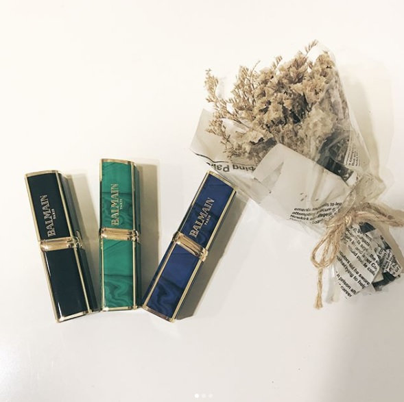 ►Loreal X BALMAIN 聯名霧面唇膏:
最近巴黎萊雅和品牌BALMAIN 聯名,推出一款霧面唇膏,包裝上見仁見智,但是我們美妝編們基本上都還滿喜歡的。