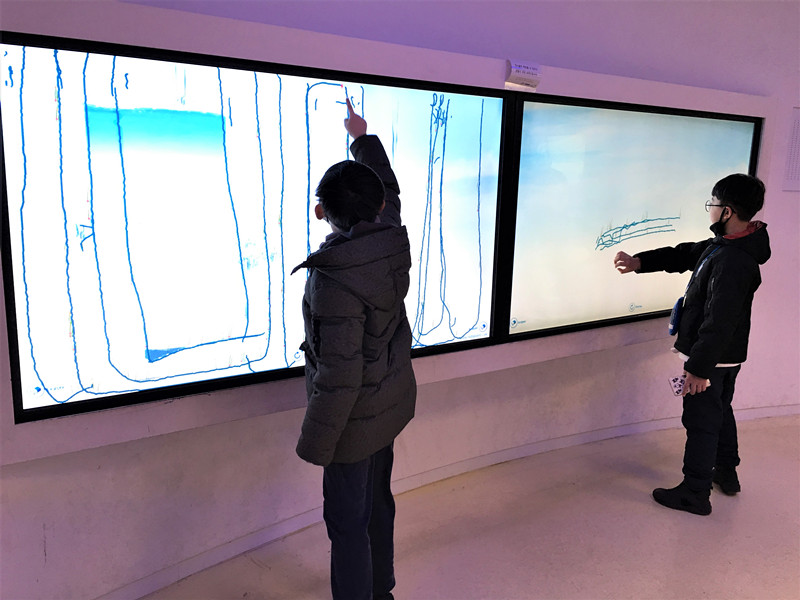 千萬別覺得這種展示館很無聊,結合了互動科技,展館內大約有10幾種體驗設施可以玩,像這個觸控式的螢幕遊戲,就是要遊客想辦法畫出水道,讓水資源不會浪費滴到地上~