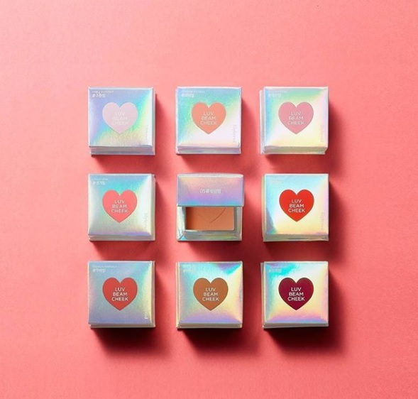 ►lilybyred luv beam cheek
這款由權玄彬代言的品牌,這次推出了超可愛的頰彩啦!利用雷射光設計的包裝,配上愛心的中央,完全就是少女的愛啊!也難怪我們的T編會愛不釋手XDD