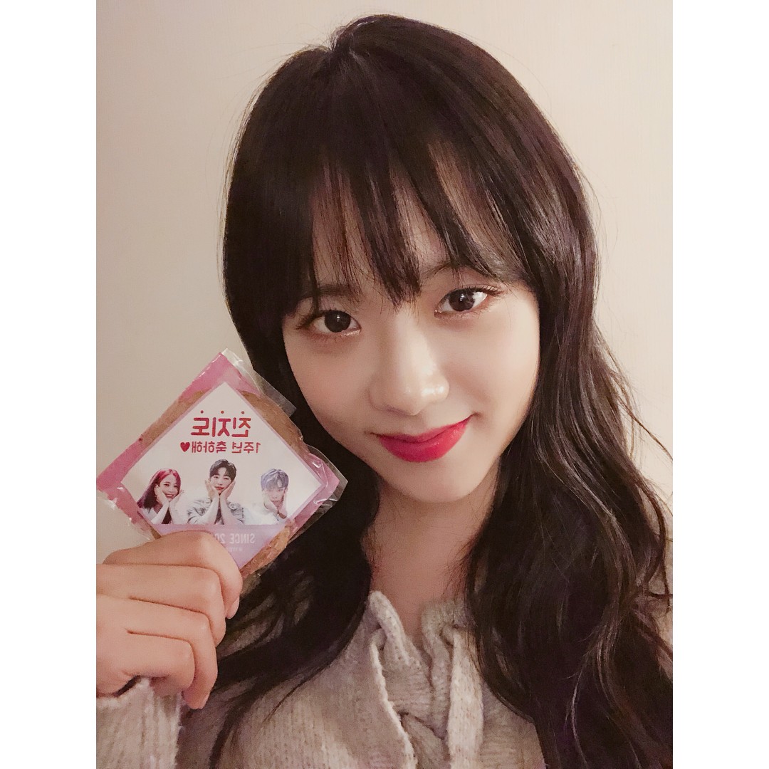 有些公司則會公告旗下的藝人不收禮物,過去BLACKPINK的成員Jisoo就曾一臉抱歉拒絕粉絲的禮物,在粉絲不斷哀求希望她收下最後Jisoo懊惱抓頭表示「我可以收信!」開心接過歌迷的信~