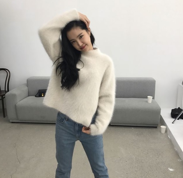 #Apink 娜恩:
本身清純氣息就足以偷走大韓名國一半男生的心XDD娜恩私下的穿著也都以簡單為主,像這樣一件白色的絨毛毛衣配上牛仔褲,簡約的風格更顯得氣質,不會太過華麗而顯得不實。