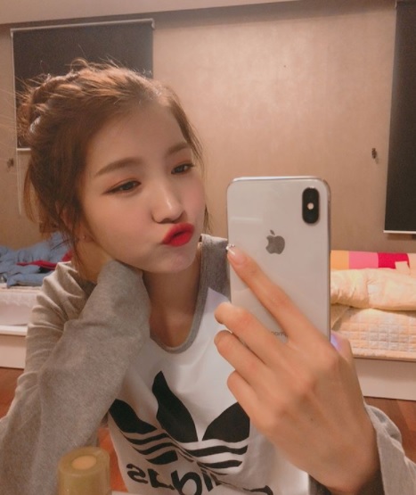 #Gfriend Sowon:
不少男生都喜歡女生穿搭簡單就好,像是Sowon這種帶有運動風格的T-Shirt也很受男孩子的歡迎,配上丸子頭或者是馬尾絕對所向披靡啊~