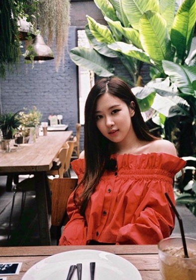 #BLACKPINK Rosé:
帶有一點女人味的穿搭,Rosé利用平口上衣展現出性感和甜美的混和,露出迷人的鎖骨,無疑的立刻成為男生的理想情人啊!