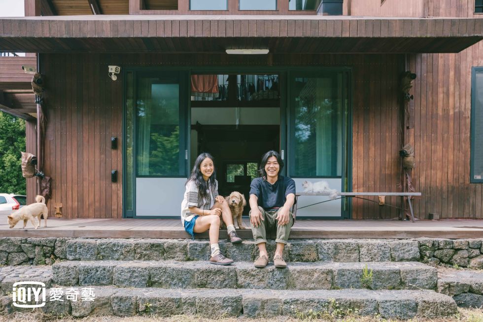 隨著第一季的好評不斷,《孝利家民宿2》也已經著手開拍,房客入住申請一開放就吸引近20萬粉絲申請,然而由於IU 的工作檔期無法配合,因此她將不會繼續擔任民宿小幫手