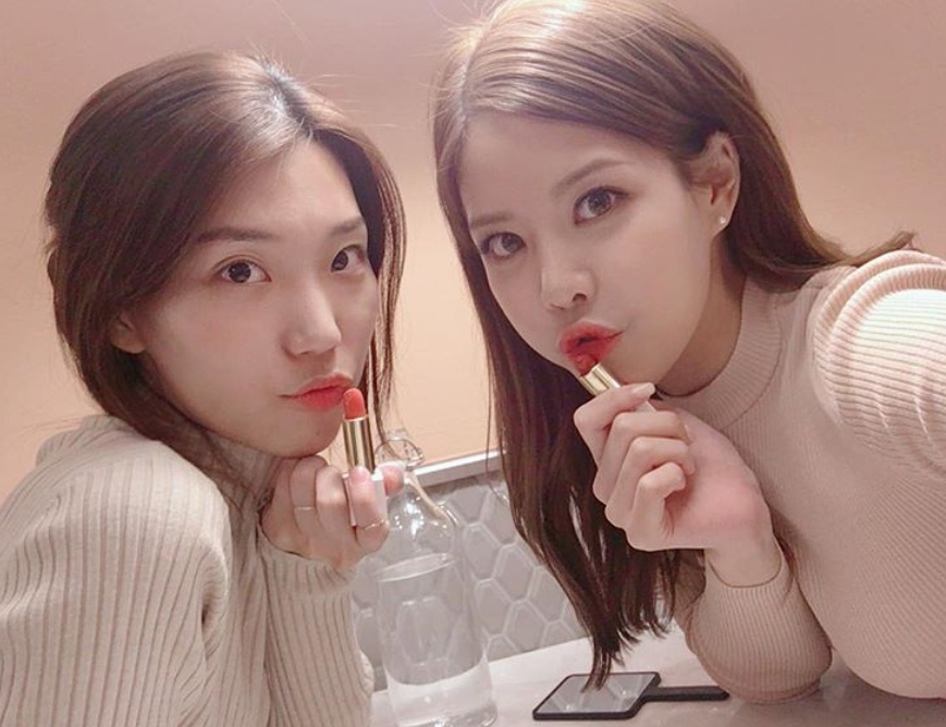 包裝美、又好用、價格也不高、還有美妝大師(?)加持,難怪在韓國人氣居高不下!rom&nd雖然在韓國沒有專門店,但是通路滿多的,一般藥妝店像是olive young、屈臣氏、MEMEBOX都有,感興趣的話不要錯過摟~