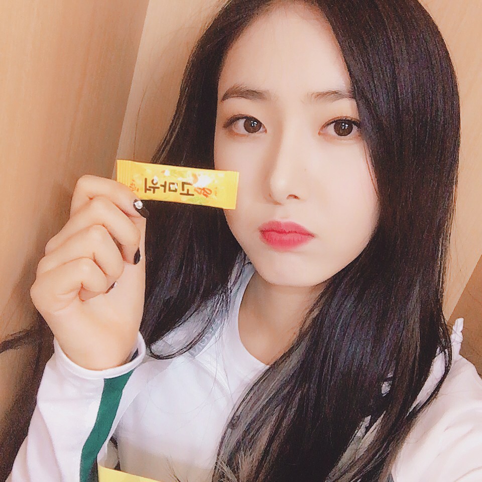 # GFRIEND - SinB
從小就對展現對演藝圈的關心,於是SinB的父母就讓她去參加了比賽!
小小孩Dance Team~果然培養明星就要從小開始啊!!!