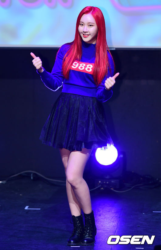 MOMOLAND-Nayun
身高有168公分,相較起來會比其他人較醒目一點,肉肉的臉利用招牌旁分長髮來修飾,優點是腿非常的長,搭配高筒靴子顯得腿又更加的細,建議身高比較高的肉肉女孩可以選擇這種鞋款!
