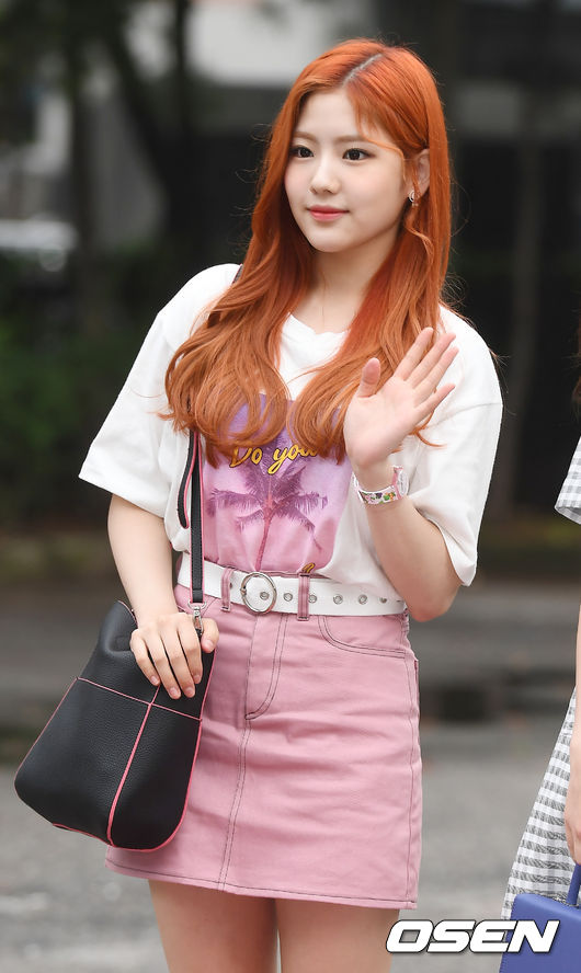 gu9udan-HyeYeon:
因為年紀小所以還保有點嬰兒肥,上下身搭配同色系的單品也有把身體比例拉長的功能,還有個秘訣~印花T恤比素T還要更有修飾的效果喔!