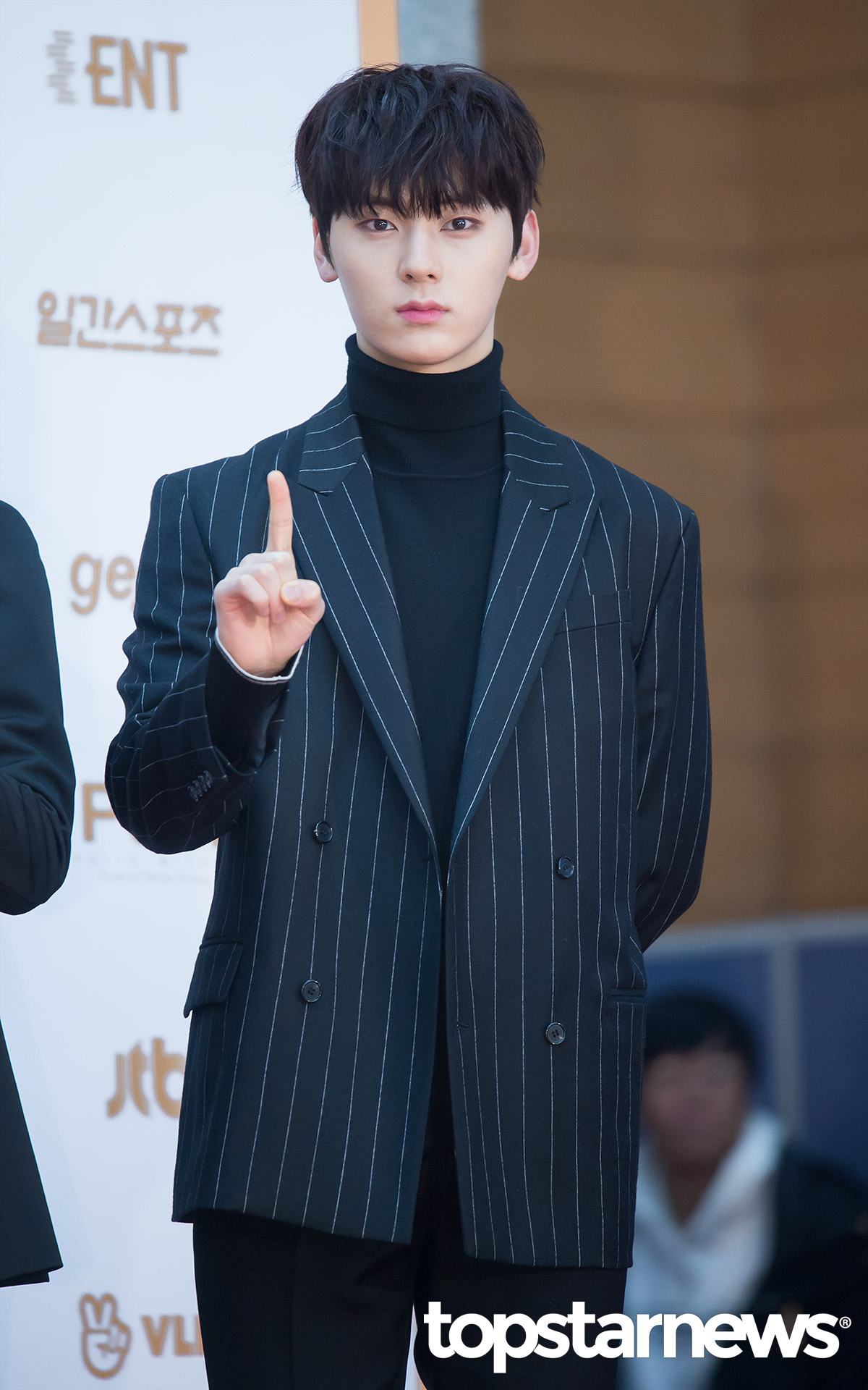 # NU'EST - 黃旼炫
相信許多人應該對旼炫是母胎單身感到很意外吧,畢竟有這樣的顏值卻沒談過戀愛實在令人無法置信啊,但其實旼炫也在節目中提過其實在學生時期有跟女生交往過但是那種很青澀的那種,交往期間連單獨出去都沒有(笑XDDD)