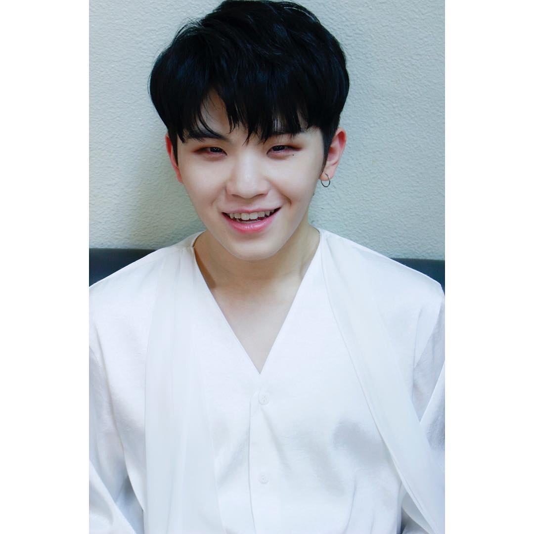 # SEVENTEEN - WOOZI
WOOZI從出道以來就多次表示自己是母胎單身,粉絲們也猜測WOOZI到現在依舊還是沒談過戀愛,畢竟演藝事業那麼忙還要寫歌等,哪有時間談戀愛啦~