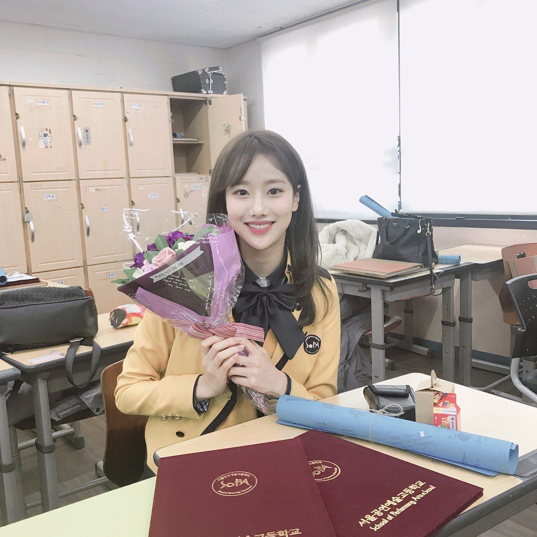 # APRIL - 娜恩
APRIL 當時以平均17.5歲出道的年齡而引起話題,成員們也陸陸續續畢業了讓粉絲們感概的說孩子們都長大了~