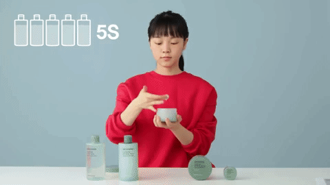 STEP 3:
最後使用大量的水凝膠或是凍膜,厚厚的塗在臉上!長小紅疹的皮膚不能被油脂堵塞住,所以一定要選擇水感的質地~這樣就完成囉!