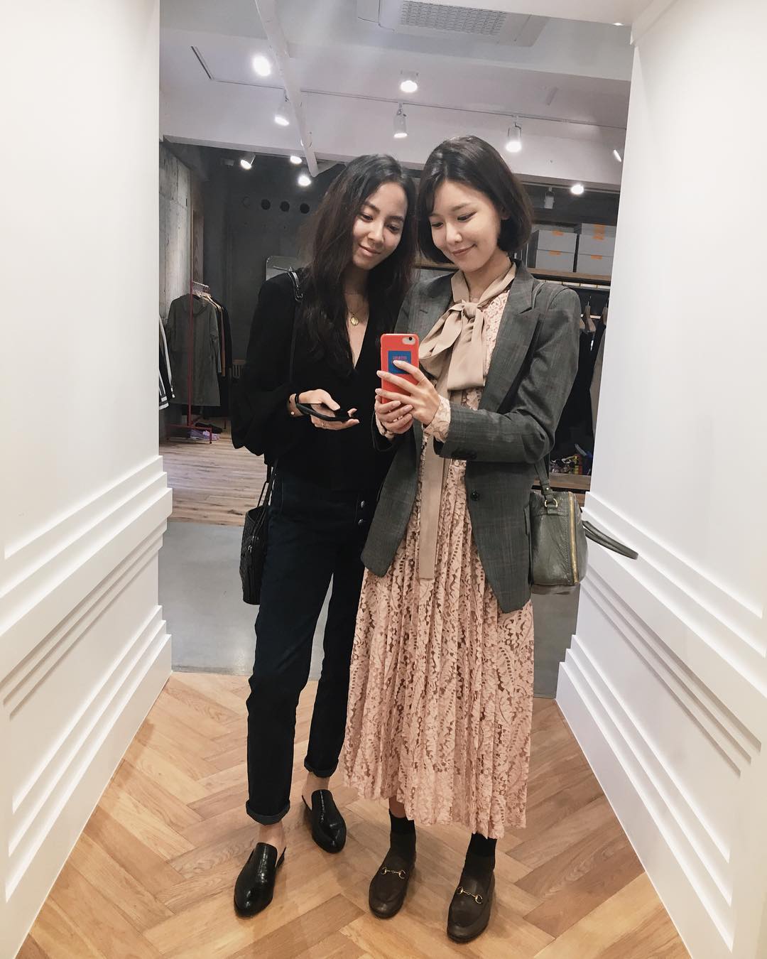 只是Stella也表示自己還是會想起那段時光,畢竟是她人生一段重要的過去。
而Stella也表示他還是練習生時,公司每個禮拜會有一個課程叫做「PROFILE FILMING」,他們會叫你站在鏡頭前並用各種角度拍你,並告訴練習生他們在哪個角度看起來怪怪的,或看起來很胖。