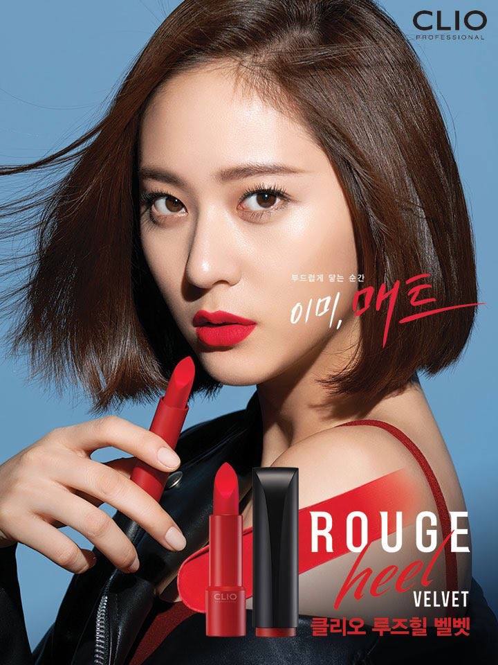 日前Krystal新代言的彩妝品牌CLIO也釋出了形象照,照片中的Krystal和過去另一個代言的品牌ETUDE HOUSE有很大的不同,也讓粉絲驚呼連連表示要改買這個牌子了(笑),不過在新的形象照中卻出現了一張和Krystal不太像的照片...