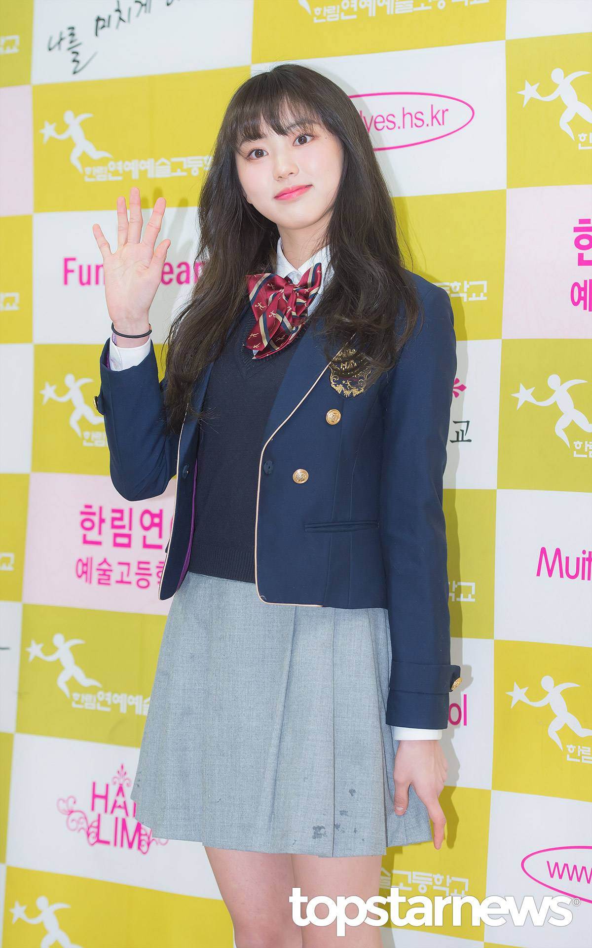 CLC-Eun-bin:
臉型比較短、圓的Eun-bin從耳旁以下的位置開始做大波浪捲,捲度自然又可以撐起直髮,對於臉比較圓的人非常修飾,彎度較明顯的空氣瀏海還可以讓臉的五官看起來更立體喔!