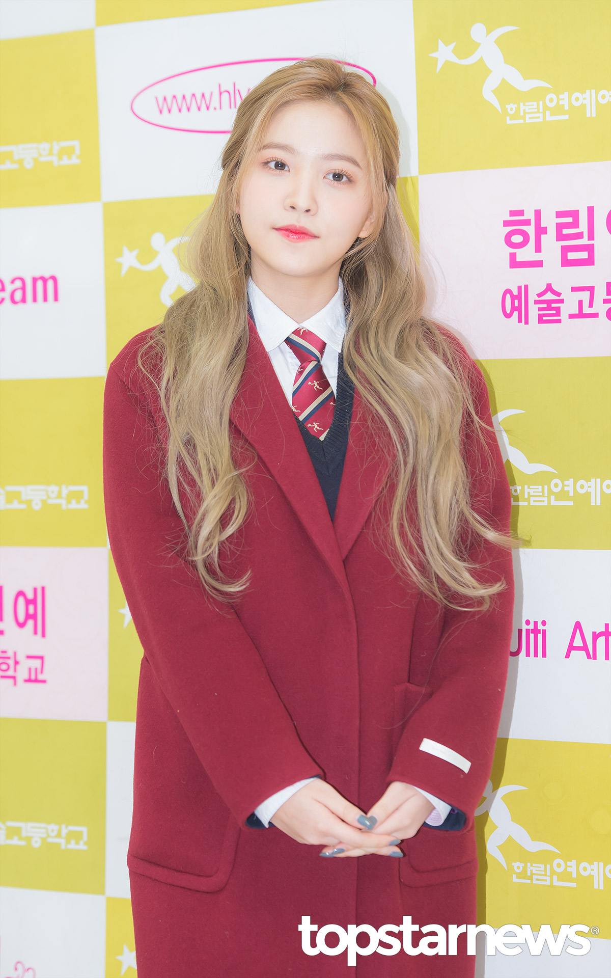 Red Velvet-Yeri:
剛回歸的Yeri把頭髮接成了過胸長髮,可愛的旁分公主頭搭配微亂的捲髮,整體非常像貴族學校的學生,奶油色的金髮讓她的皮膚氣色看起來非常有元氣!