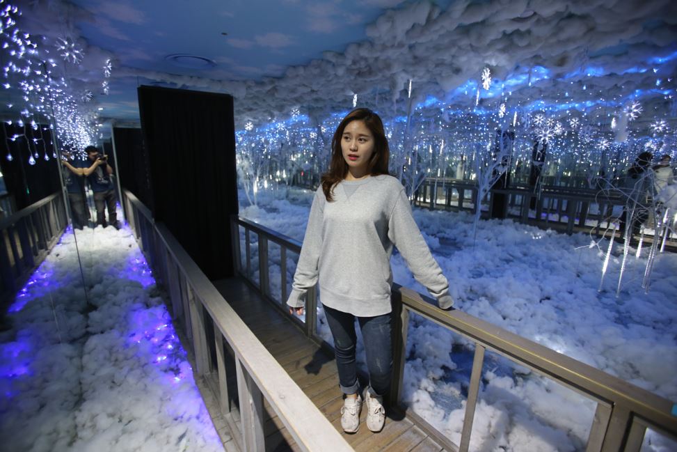還有仿造冰天雪景的超大佈景,讓你一年四季來韓國都拍得到雪景XDDDD,而且周圍遍佈仿造星光的燈光也讓人覺得蠻浪漫的!絕對是適合密室脫逃之後讓自己喘口氣,拍下美照的地方!
