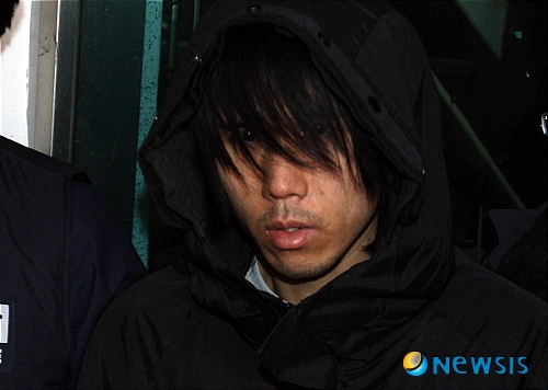 4、金吉泰事件
事件發生於2010年2月。犯人慘忍的犯案手法讓韓國警方公開他的長相。罪嫌金吉泰闖入民宅綁架一名女國中生(13歲),並將女學生帶到附近的空房子中實施性暴力,而後將其殺害丟棄於水塔中