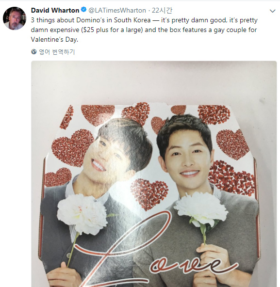 原來是美國洛杉磯時報的記者,為了此次冬季奧運到平昌採訪,特別評價韓國達美樂的3個特點,1、非常好吃 2、非常貴 3、外盒是一對gay情侶在慶祝情人節