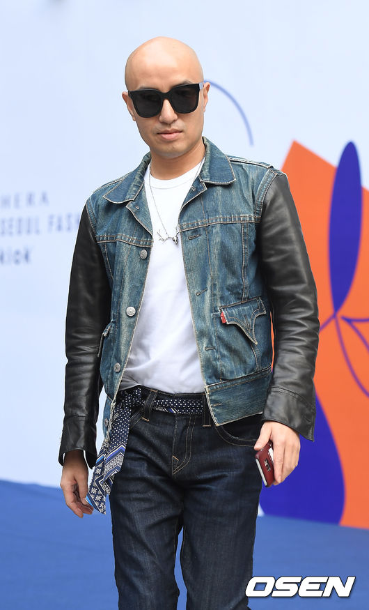 像是藝人洪錫天當年出櫃後,演藝事業可說是瞬間陷入停擺...
但在朋友的幫助下,洪錫天這些年也開始回歸小螢幕,不過還是會有許多人在網路上攻擊他的性向...
洪錫天後來也表示:「自己並不贊成年輕人出櫃,尤其是在韓國這樣的環境下。」
