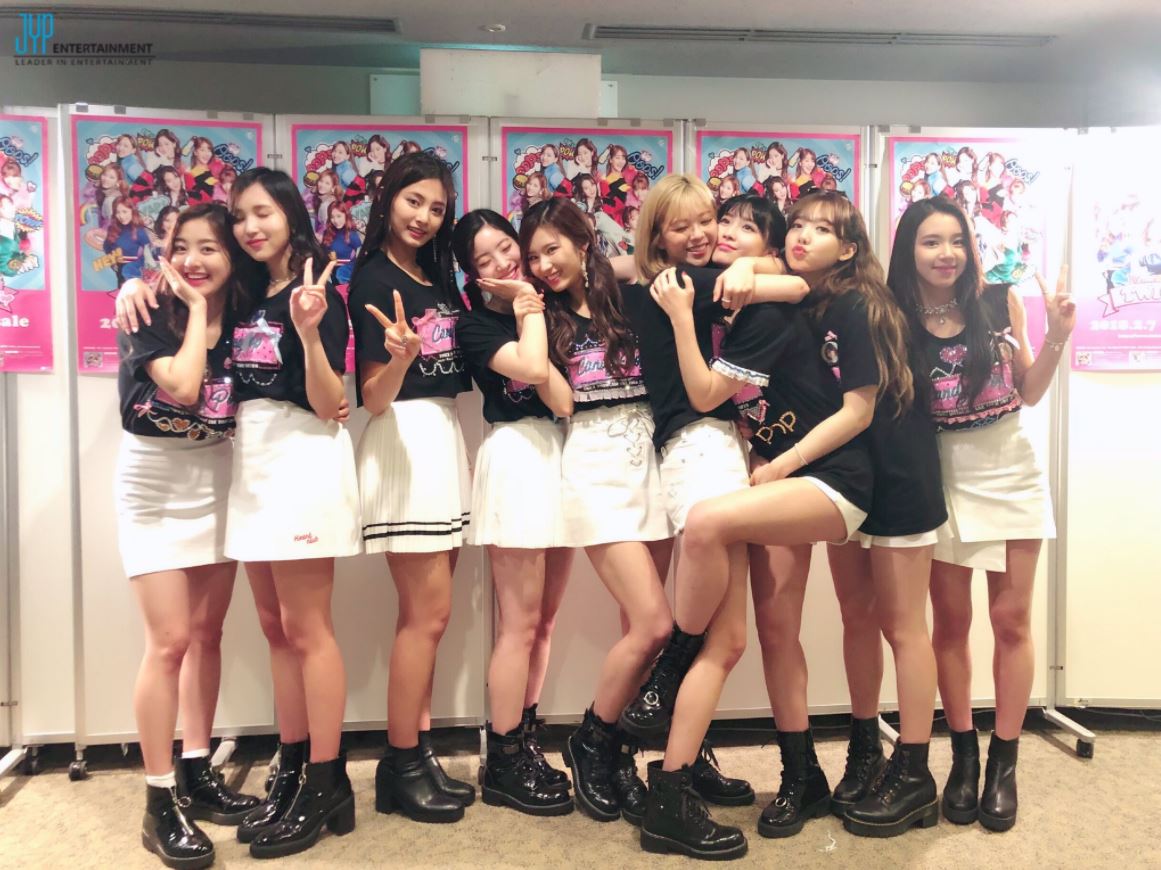 早在去年10月就曾在節目上說過行程早已排到2018年二月的TWICE,果然在最近仍在無限的繁忙行程中渡過。不過日本行程才忙完一個段落,似乎TWICE成員又將要投入新的工作中了!