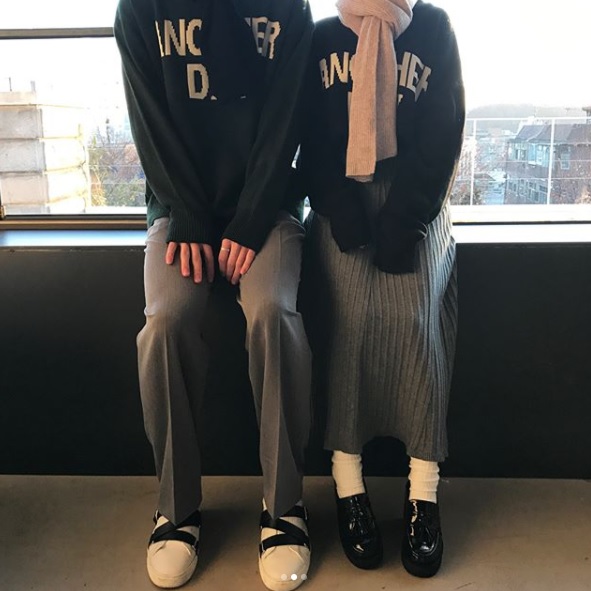 #講話時一直肢體觸碰:
有些女孩講話的時候可能習慣性的會碰男生的身體,但是這也不免會讓男生覺得你是不是很「簡單」?雖然我們有時候只是覺得很好笑之類的啊....TT