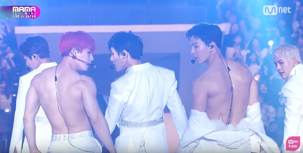 粉絲們還記得MONSTA X在《MAMA》日本場的表演嗎?
這一幕畫面不只讓現場的粉絲感到熱血沸騰,就連男偶像也都看得如癡如醉的(笑XDDD)