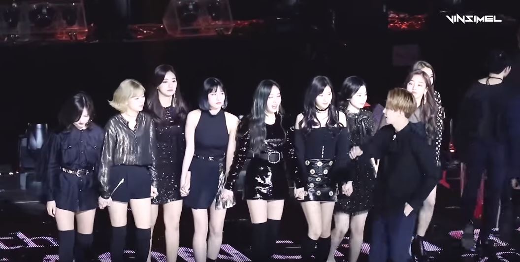 在典禮結束後許多偶像紛紛走向舞台和粉絲們道別,TWICE成員們也打算向粉絲鞠躬致謝,沒想到不知道情況的淨漢剛好走了過來和粉絲揮手...