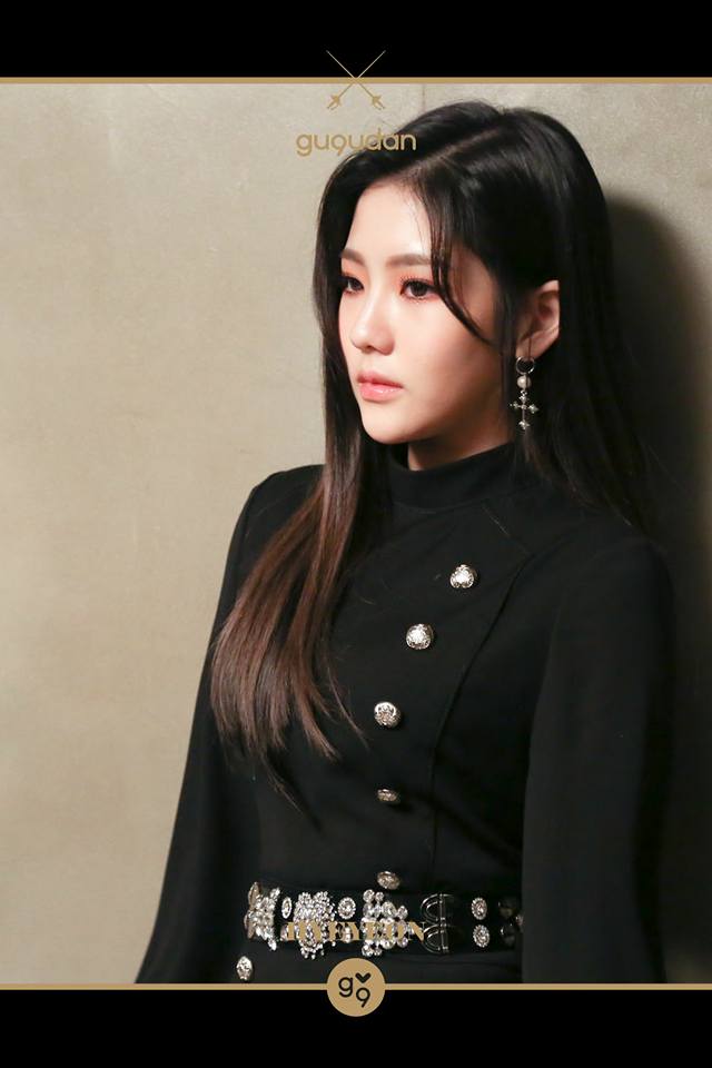 HYEYEON也在訪問中提到:「(JOY)真的常漂亮,我非常尊敬她!她完全是我的模範和目標。
上次遇見了JOY前輩後,在電梯裡我的腿都沒力了。」
看得出來HYEYEON真的很喜歡JOY啊~