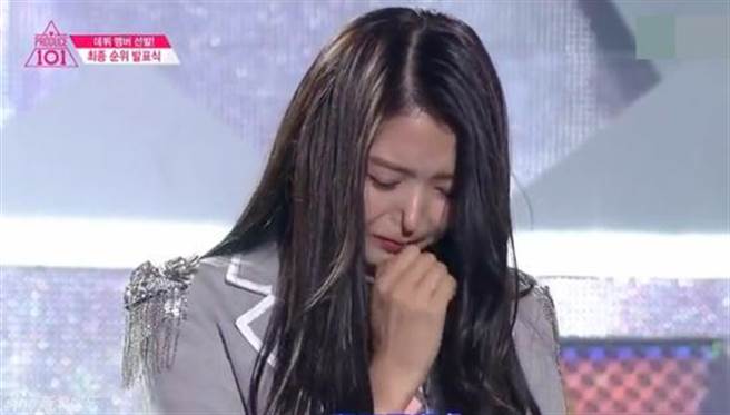 而PRISTIN的成員娜榮在《PRODUCE101》中,在某次節目中,哭到不行時捏了一下鼻子之,鼻翼突然陷進去的畫面也是令人印象深刻!
雖然讓當時看到畫面的網友嚇了一跳,但這也證明了娜榮的鼻子絕對沒動手腳~