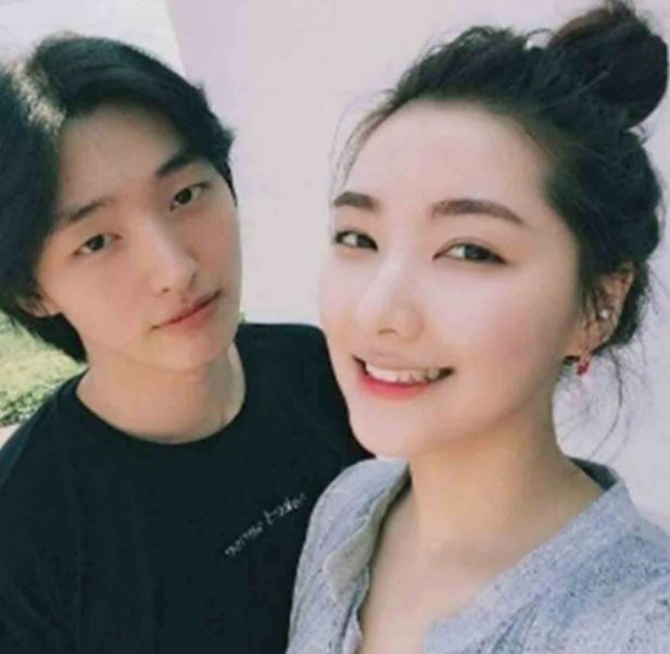 除了旼炫的姐姐之外,尹智聖的妹妹曝光後也引起熱烈討論,粉絲們還記得尹智聖在節目中和妹妹鬥嘴的樣子嗎?當時前面幾組明明都是走感人路線的,但一換到尹智聖妹妹接電話時立刻變成搞笑片XD
