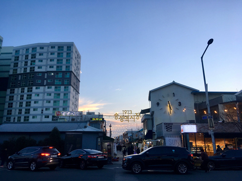 順便跟各位推薦附近的1913송정역시장(松汀站市場),是條帶點文青氣息的街道,除了小吃、餐廳、麵包店、咖啡廳,也有幾家風格小店,小編跟朋友就荷包失守買了幾張明信片跟筆記本xD