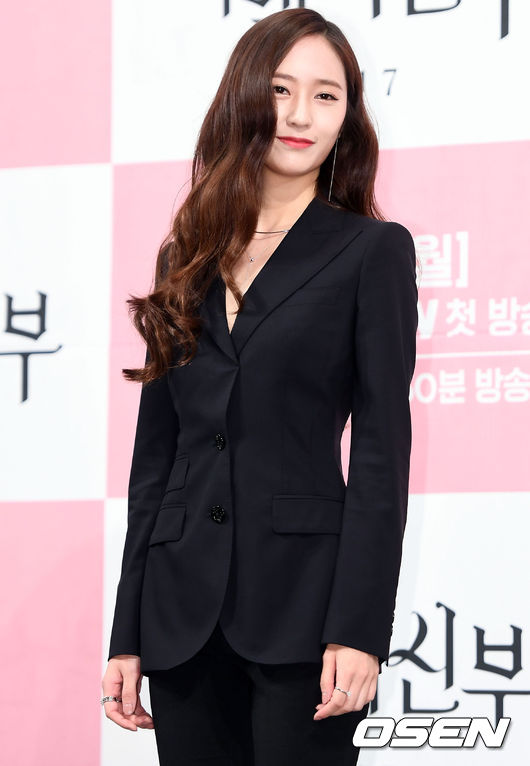 在前一部作品《河伯》裡飾演女神,被f(x)成員Amber 笑說「根本不用練習,只要演自己就好」的Krystal,也為了演出《機智》中單純的女大學生而刻意增重,幸好努力有被看見,這次演出的角色也大獲好評