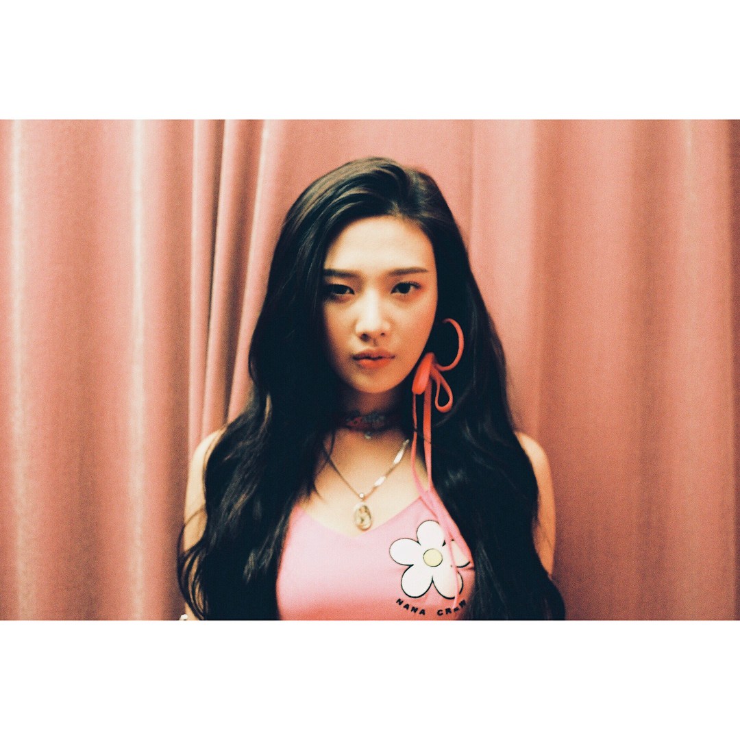 第七名 : Red Velvet Joy
Joy剛出道時曾因體重飽受網友的批評,後來也憑藉著過人的意志力瘦身有成,後來更憑藉著自己的演戲才能成功找到屬於自己的一條路!