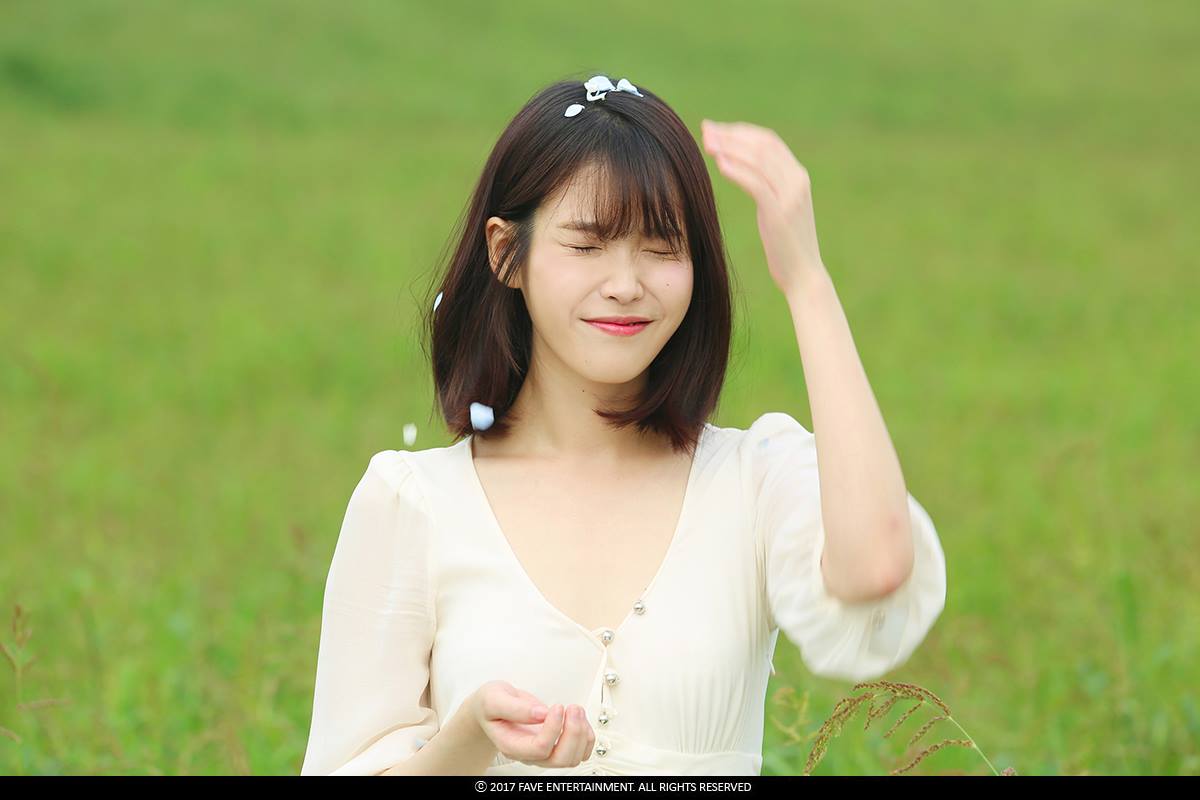 像是IU在錄製主打歌《You and I》的時候,那天一到錄音室就覺得心情不是很開心,其他工作人員也有一樣的感覺,導致當天的錄音很不順利,還跟當時的作曲家發生爭吵。
作曲家因為爭吵後心情不好離開錄音室後,工作人員便拉住IU跟她說妳跟作曲家老師這樣講話不太好,當時站兩人身旁的經紀人也一直點頭,IU那時心裡還想著竟然不是站在自己這邊的經紀人「真討人厭」。