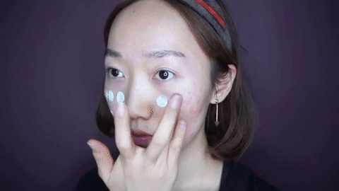 3. 綠色飾底乳校正泛紅肌
通常長痘痘都會伴隨著泛紅的問題,很多女孩一昧的用粉底趕過泛紅,其實會讓底妝變得過厚、不自然,所以在上粉底之前先用綠色飾底乳來修飾泛紅的肌膚,後續上妝才會更清透自然喔~