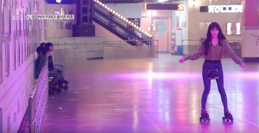 日前播出的《BLACKPINK HOUSE》中Jisoo和Jennie來到了溜冰場,Jisoo也展現出過人的溜冰實力讓人驚呼連連,不過網友的焦點卻全都在Jisoo的好身材上!