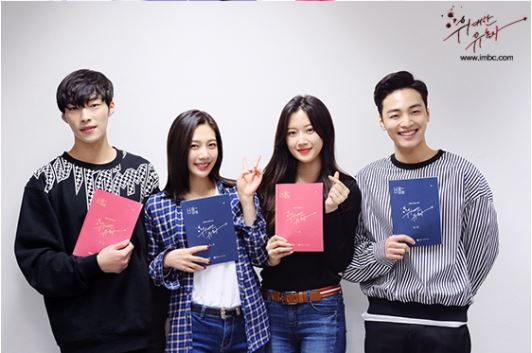 Red Velvet Joy與人氣男演員禹棹煥合作的MBC新戲《偉大的誘惑者》,目前已經開始拍攝,日前官網也公開了主要演員劇本練習的照片,光是看這張照片就已經覺得主演之間的化學反應很強了啊!