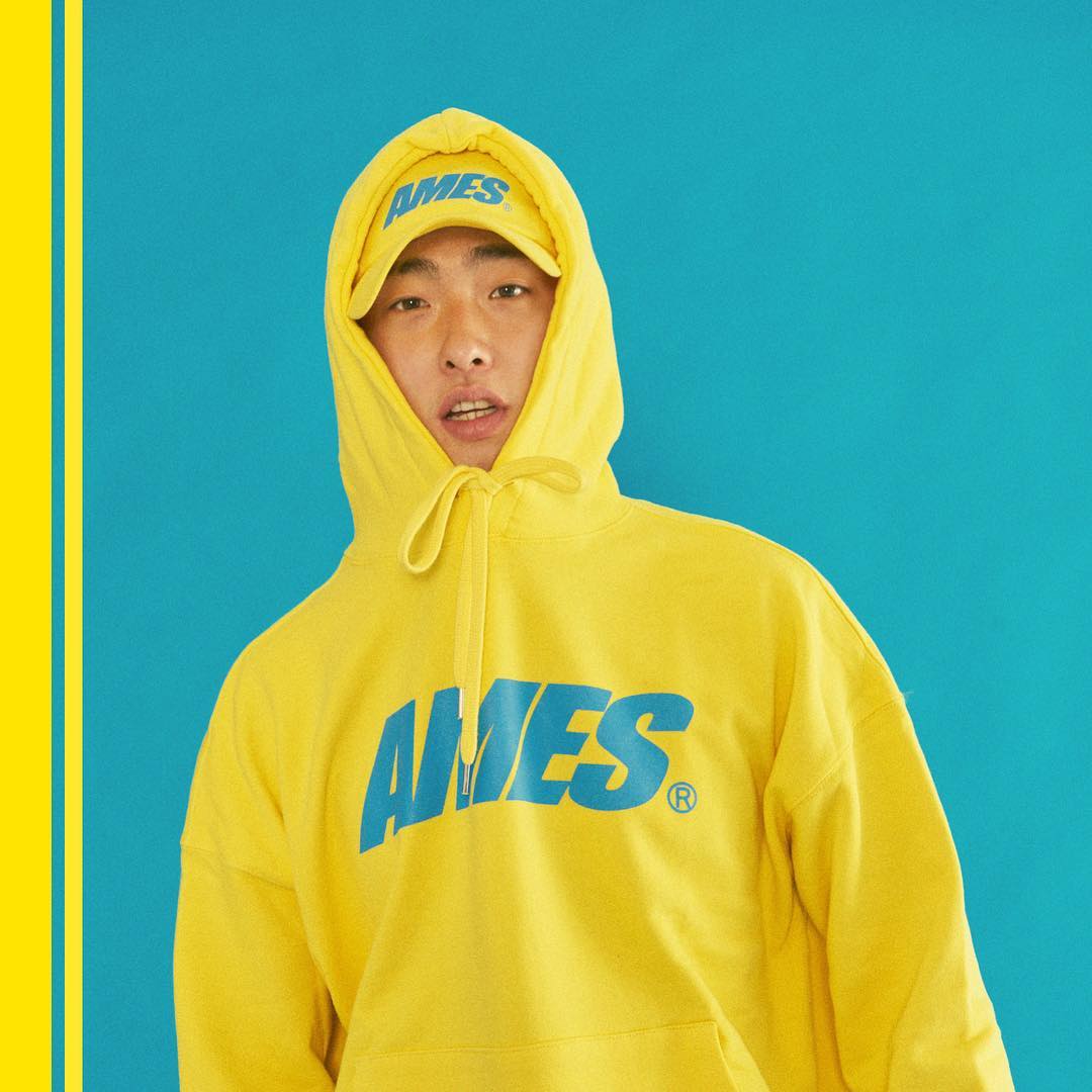 ► 方柱鎬–AMES:
再來這位如果有看過校服王或是網路綜藝節目的話應該都會知道的模特方柱鎬,在前陣子也開設了自己的品牌AMES,服裝部分以大學T與帽T為主,顯眼的四字LOGO與強烈的配色,真的很有記憶點。