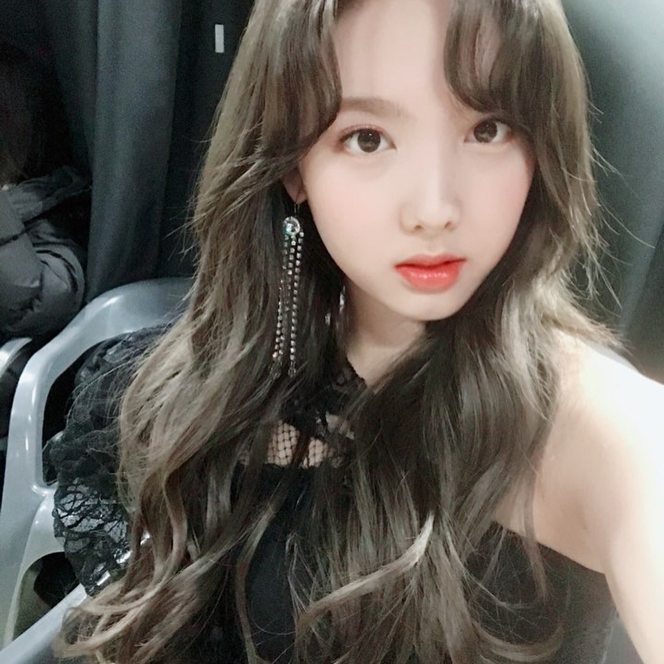 TWICE所發行的歌曲都相當洗腦,讓聽過一次的人都能哼上幾句,朗朗上口的歌曲也是TWICE受歡迎的最大原因之一,除此之外成員們私底下活潑大方的個性也受到許多粉絲的喜愛~