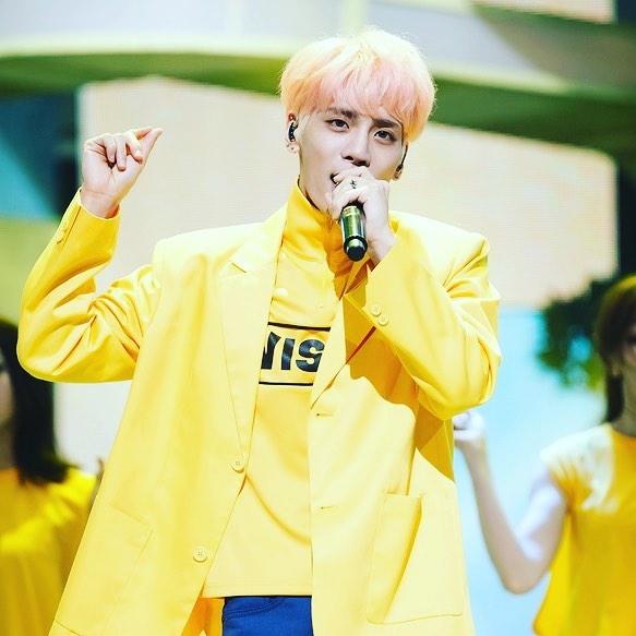 SHINee的天使鐘炫在She is MV裡與打歌時這件搶眼的亮黃色高領T恤也是出自CHANCE CHANCE。