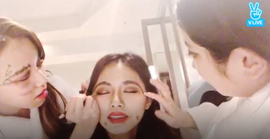 一開始兩人都很正常和粉絲聊著天,但後來彩瑛突然拿出化妝包之後和多賢兩人就開始互畫,但由於兩人的化妝技術都不是很好的關係,所以就漸漸走向了奇怪妝容的路線...