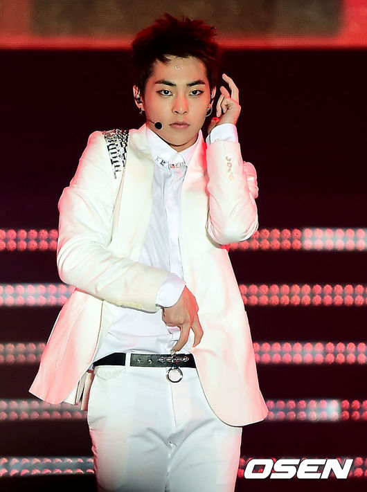#7. EXO Xiumin – 兩手的動作一樣
注意手的動作!ㅋㅋㅋㅋㅋㅋ Xiumin會不自覺左右兩手做出一樣的動作시우민의 양손 동기화ㅋㅋㅋㅋㅋㅋㅋㅋㅋㅋ