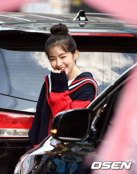 #8. RedVelvet Irene – 聞袖子的味道
對味道非常敏感的Irene,平時習慣會聞衣服袖子上衣物柔軟精的味道! 感覺Irene會散發出花香啊~~ (。♥‿♥。)