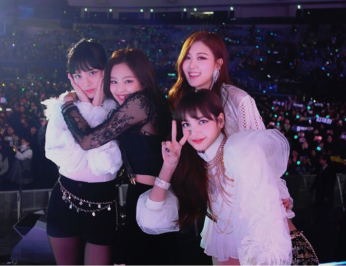 #4. BLACKPINK
“去超市時,被工作的阿姨認出來的時候. 去吃飯,老闆多送小菜的時候,感覺到實感。出道沒多久,但是也認得出來.”