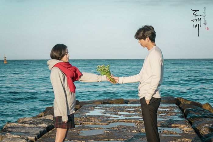 #1、《鬼怪》
主演:孔劉 / 金高銀 / 李棟旭 / 劉寅娜 / 陸星材
劇情講述想結束永生的鬼怪和喪失記憶的陰間使者奇妙同居的故事。作為不死之身守護者的鬼怪要結束永生,因而需要一名人類新娘,與陰間使者一起迎接來自人間的亡者......