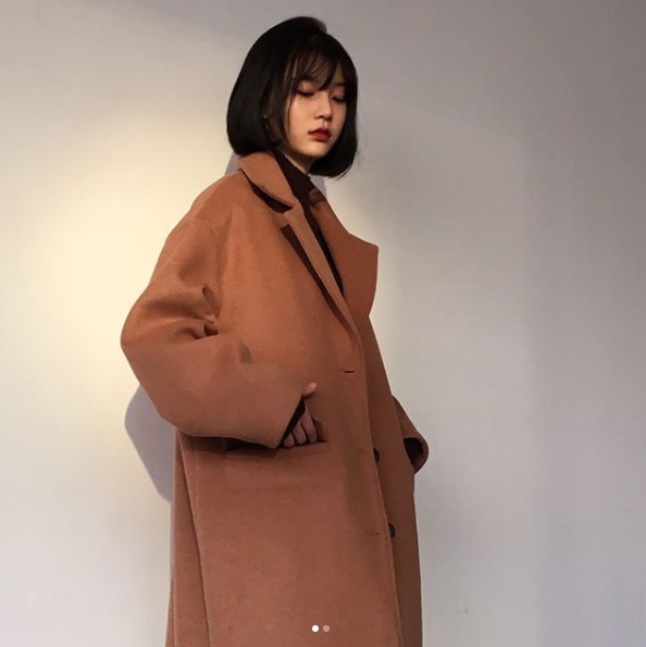 #大衣
韓國最近天氣很好,沒有冷到需要穿「制服」(也就是人手一件的長版羽絨外套啦),紛紛都穿上一件over size的長板大衣,長度大概在膝蓋下方的位置,看起來能夠修飾身材。除了韓妞之外,韓國歐霸也是人手一件,走在路上很明顯就是韓國人啊(?)