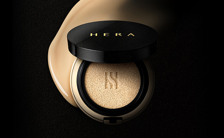 #hera氣墊
除了剛剛那款最新流行的氣墊之外,Hera氣墊的使用數也超多!光是歐膩偷偷蹲點在廁所(超變態XDD)看韓妞補妝的產品的次數,就可以看到10個人中至少有4個都是拿Hera的氣墊啊~果然經典就是經典,無法被超越!